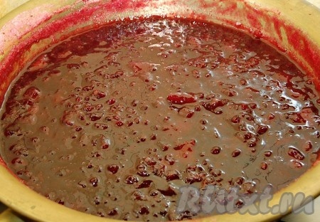 Спустя примерно 45 минут (с момента закипания ягод в сиропе) проверить готовность варенья. Для этого капнуть на блюдечко и если капелька варенья не растекается, то варенье из брусники с грушами готово. Можно выключать огонь.