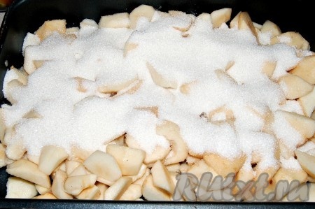 Засыпать груши сахаром.
