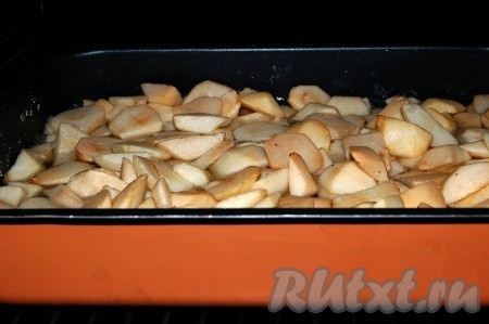 Отправить противень с грушами вариться в заранее нагретую до 200 градусов духовку.