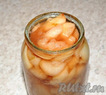 Разложить готовое варенье из груш в горячем виде по банкам, остудить, затем закрыть обычными крышками и убрать на хранение.