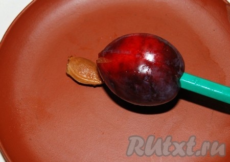 С помощью обычного простого карандаша вытащить косточки из слив. Это очень удобный и быстрый способ избавления от косточек слив и абрикосов.
