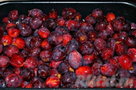 Сложить сливы без косточек в противень с высокими бортиками.
