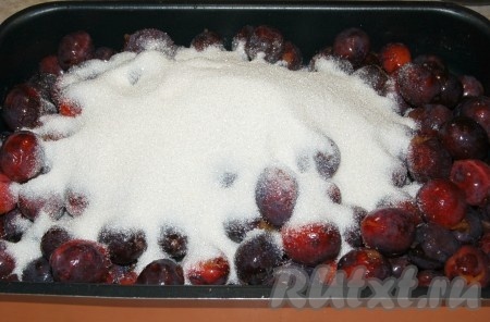 Засыпать сливы сахаром.

