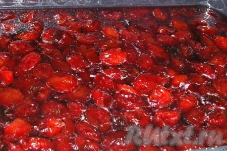 Периодически открывать духовку и помешивать варенье из слив деревянной ложкой. Через 30 минут достать противень из духовки и проверить готовность варенья из слив. Если капелька варенья на блюдце не растекается, то варенье готово.
