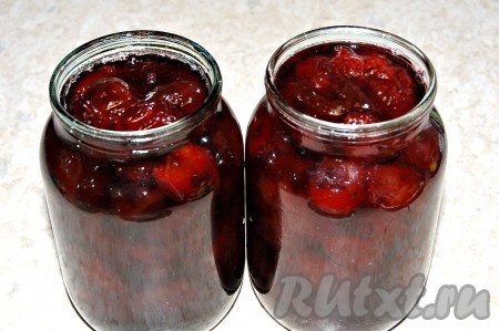 Когда варенье из слив остынет, закрыть банки прокипячёнными крышками и убрать на хранение. Такое варенье может храниться при комнатной температуре в течение года.
