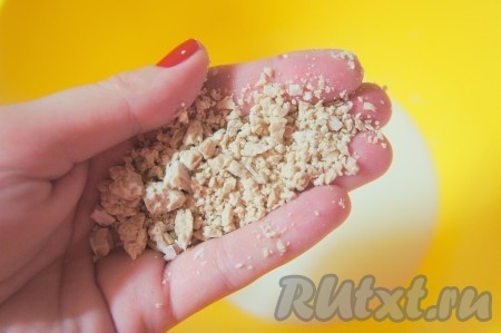 Молоко нагреть до температуры 30 градусов, добавить соль, дрожжи. Тщательно перемешать.