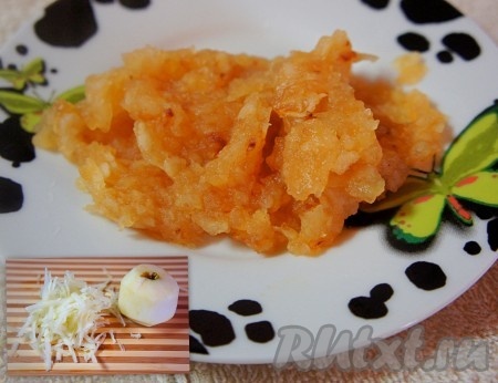 Тем временем приготовим яблочную начинку. Яблоки натереть на тёрке, добавить сахарный песок, корицу, перемешать. Тушить на медленном огне 5 минут, дать остыть. Яблоки для дрожжевых оладьев готовы.