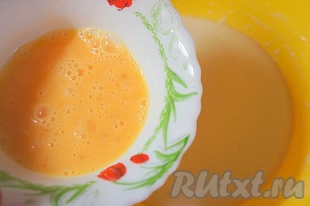 Яйцо хорошо взбить вилкой в отдельной миске. Добавить в тесто яйцо и тщательно перемешать.