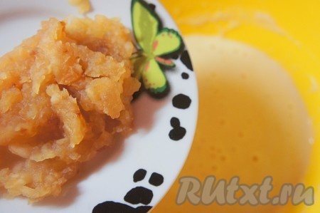 Добавить в тесто подготовленные заранее яблоки. Перемешать.