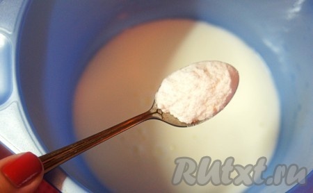 В кефир комнатной температуры добавить соду, перемешать. Накрыть полотенцем и оставить на 10 минут. Кефир вступит в реакцию с тёплым кефиром, на поверхности появятся пузырьки и кефирная масса увеличится в объёме.