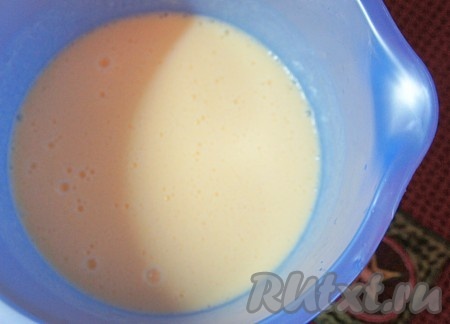 Добавить в кефир сырые яйца, соль и перемешать венчиком до однородности.