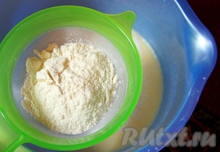 Частями добавить просеянную муку, тщательно перемешивая.