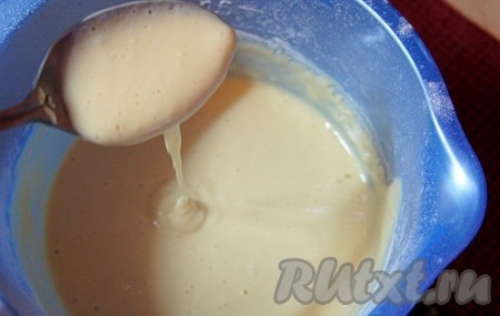 Тесто должно получится льющееся и напоминать по консистенции сметану средней густоты. Возможно муки вам потребуется чуть больше или меньше, это зависит от густоты кефира и размера куриных яиц.