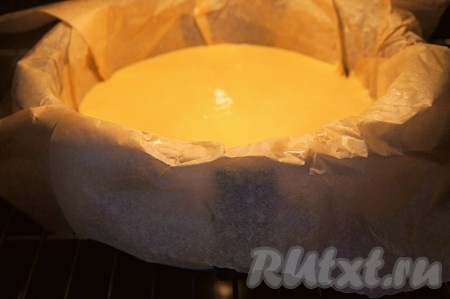 Выпекать капустный пирог в течение 40 минут.