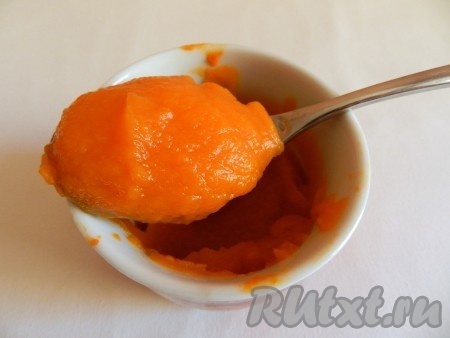 Для замешивания теста потребуется 200 грамм тыквенного пюре. Для приготовления пюре нужно 270-260 грамм тыквы, предварительно очищенной от кожуры и семечек, нарезать на небольшие кусочки и запечь до мягкости (в течение 6-7 минут при максимальной мощности в микроволновке или в течение 25-30 минут в духовке, разогретой до 180 градусов). Продолжительность запекания во многом зависит от толщины нарезки и сорта тыквы. Запечённой тыкве дать остыть, а затем пробить её погружным блендером до однородности.