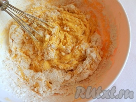 Всыпать разрыхлитель и 200 грамм муки, перемешать.