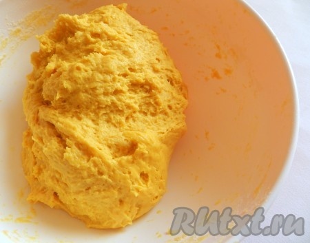 Частями добавляя оставшуюся муку, замесить густое, достаточно вязкое тесто, как на фото. Как только добились такой густоты теста, значит больше муку добавлять не нужно.