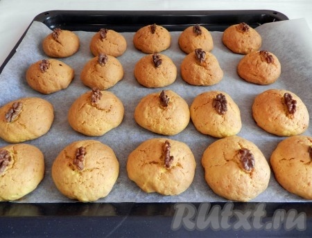 Выпекать печенье с тыквой в духовке, разогретой до 180 градусов, минут 25-30.