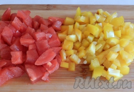 Болгарский перец нарезать на мелкие кубики. С помидора снять кожуру и тоже нарезать кубиками.