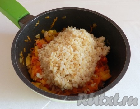 Булгур пересыпать в сотейник к овощам.