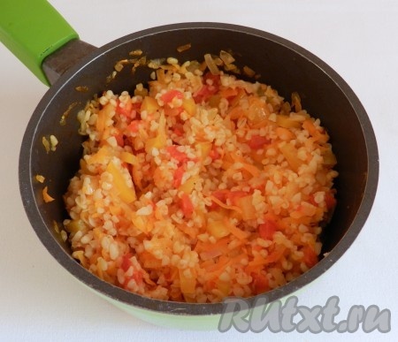 Перемешать булгур с овощами и готовить всё вместе ещё 2-3 минуты, помешивая.