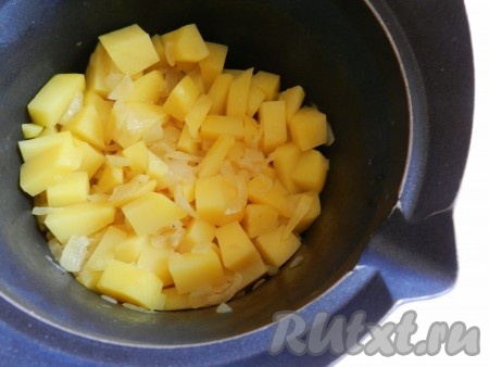 В сковороде обжарить на сливочном масле лук в течение 5 минут на среднем огне, иногда перемешивая. Затем переложить лук в кастрюлю, туда же выложить нарезанный картофель, влить воду. Довести воду до кипения и варить овощи 10 минут на среднем огне.