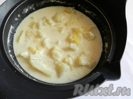 Затем добавить в кастрюлю цветную капусту и лавровый лист. Влить сливки, дать закипеть на среднем огне и варить на минимальном огне ещё 7-8 минут (до готовности картофеля и капусты).