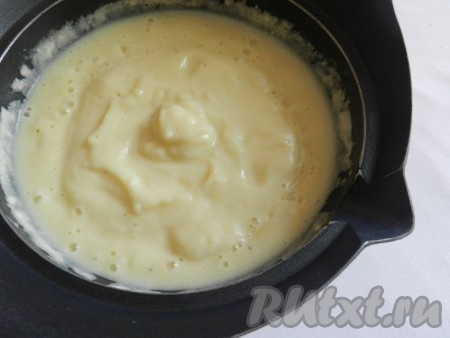 Из готового супа убрать лавровый лист, посолить его по вкусу и пюрировать блендером. Несколько соцветий цветной капусты можно отложить для украшения супа.