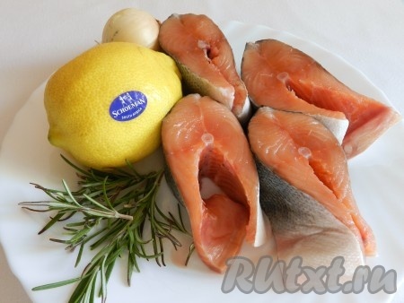 Кусочки семги хорошо промыть, обсушить бумажным полотенцем, посыпать солью и перцем.