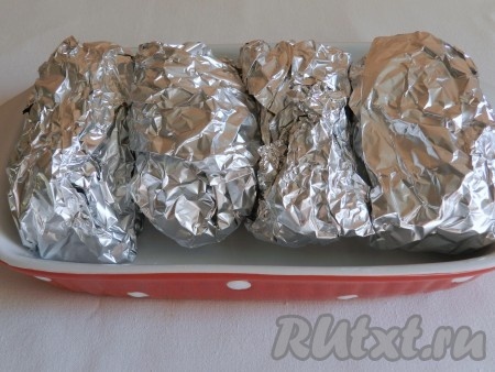 Семгу в фольге уложить в форму для запекания и поставить запекаться в духовку на 15-20 минут при 200 градусах.