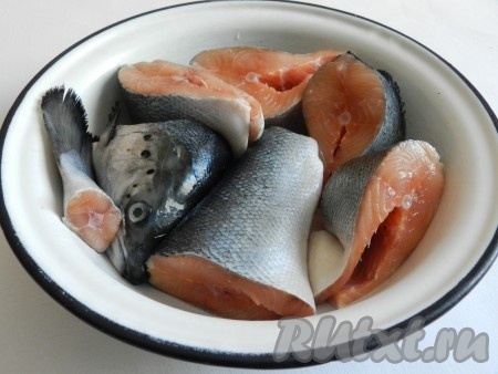 Семгу очистить, выпотрошить, вымыть. Хвост и голову убрать в холодильник - они пригодятся для рыбного супа. Тушку разрезать на стейки.