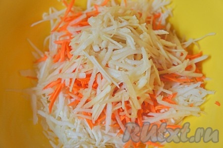 У яблока удалить кожуру, если она толстая, натереть яблоко на тёрке. Добавить в салат.