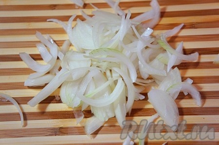 Лук нарезать тонкими полукольцами.