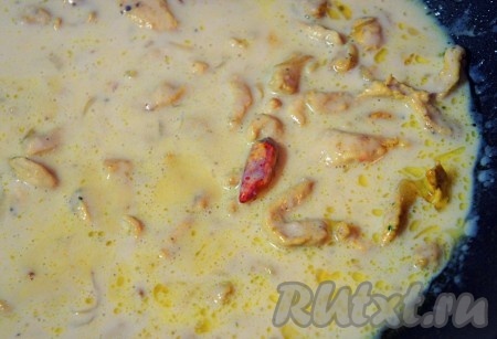 Белый соус (бешамель) добавить к мясу, перемешать, готовить ещё 1-2 минуты, затем снять с огня, добавив кусочек масла (добавленное масло предотвратит образование корочки на соусе). Накрыть крышкой и дать куриной подливе постоять не менее 10 минут. При желании на этом этапе можно добавить зелень.