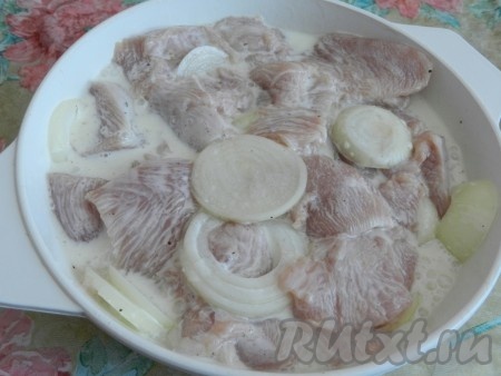 Мясо вымыть, обсушить и нарезать крупно. Посыпать солью, перцем, сухими травами. Лук нарезать кольцами.  Смешать в кастрюле мясо, лук, залить кефиром, перемешать и оставить на 2 часа мариноваться.