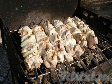 Жарить шашлык из индейки, маринованный в кефире на мангале, переворачивая, следить, чтобы не подгорел. Такой шашлык приготовится очень быстро.