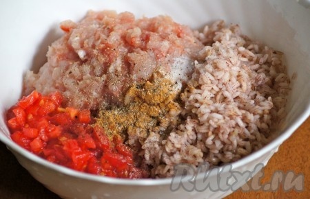 Куриное филе, очищенные лук и чеснок пропустить через мясорубку, добавить отваренный до полуготовности рис, мелко нарезанные помидоры, взбитый белок, зиру и соль, перец по вкусу, тщательно перемешать получившийся фарш.
