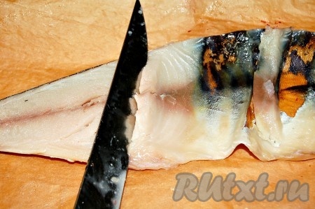 Разделать скумбрию на филе и нарезать тонкими кусочками.