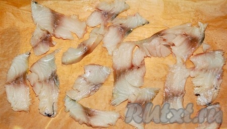Разделать скумбрию на филе и нарезать тонкими кусочками.