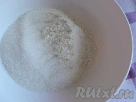 Смешать вместе сухие ингредиенты - муку, разрыхлитель, сахар и ванильный сахар.