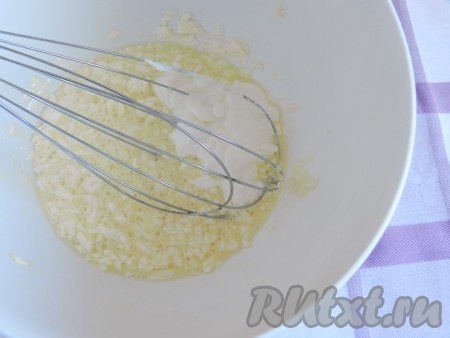 Добавить к маслу яйца и сметану, взбить.