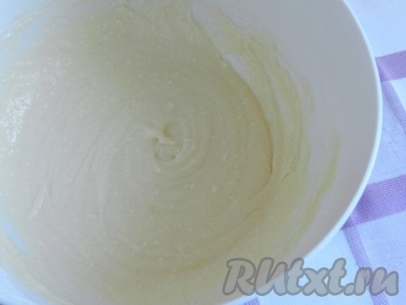 Постепенно добавить смешанные сухие ингредиенты, чтобы получилось густое, но текучее тесто.