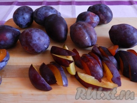 Сливы для начинки вымыть, очистить от косточек и нарезать дольками.