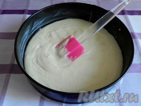 Форму для выпечки смазать маслом, вылить в нее тесто и распределить равномерно.