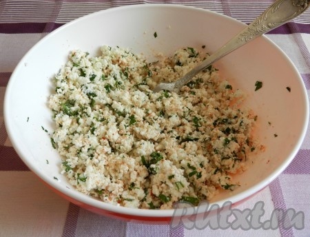 Начинку посолить, поперчить по вкусу, добавить молотую паприку.