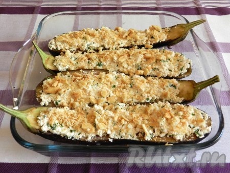 Посыпать баклажаны с творожной начинкой крошкой из крекеров. Запекать в духовке при температуре 180 градусов в течение 30 мин.