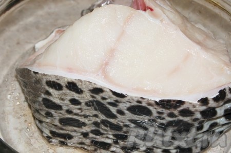 Приготовить зубатку, помыть ее и слегка обтереть бумажной салфеткой. 