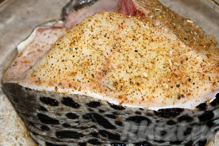 Уложить зубатку в огнеупорную форму и обсыпать со всех сторон солью и специями.