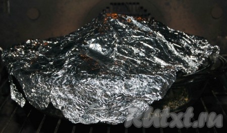 Накрыть зубатку фольгой и отправить в заранее нагретую до 200 градусов духовку.