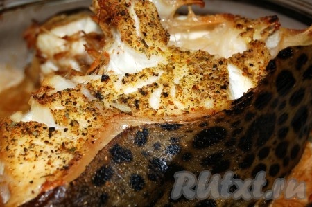 Через 30 минут снять фольгу с зубатки и запекать еще 15 минут.